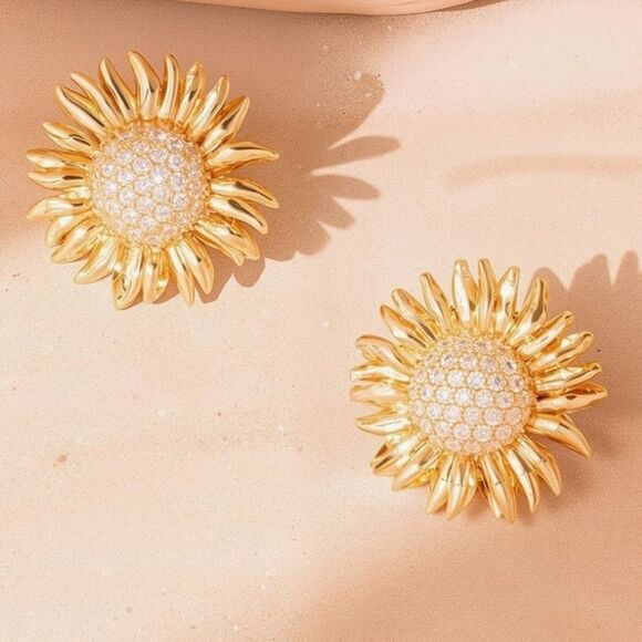 🔥⏭️NIB Sunflower 14k Gold Plated Stud Earrings - Picture 2 of 15